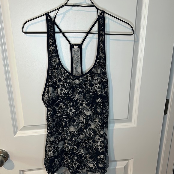 lululemon athletica Tops - Lululemon Athletica Black and Gray Floral Laser cut running flowy Tank Top